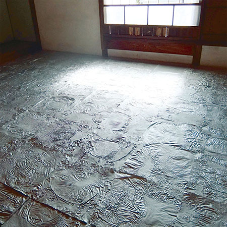 伊藤公象 2009 作品 ≪ 土の収縮による銀色の髪の壁 ≫